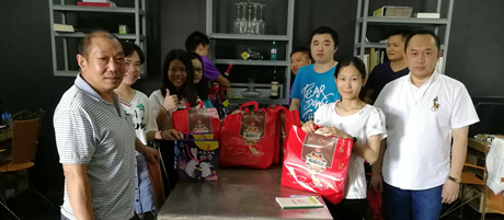 迎國慶祝中秋，燦源裝飾給員工一點心意