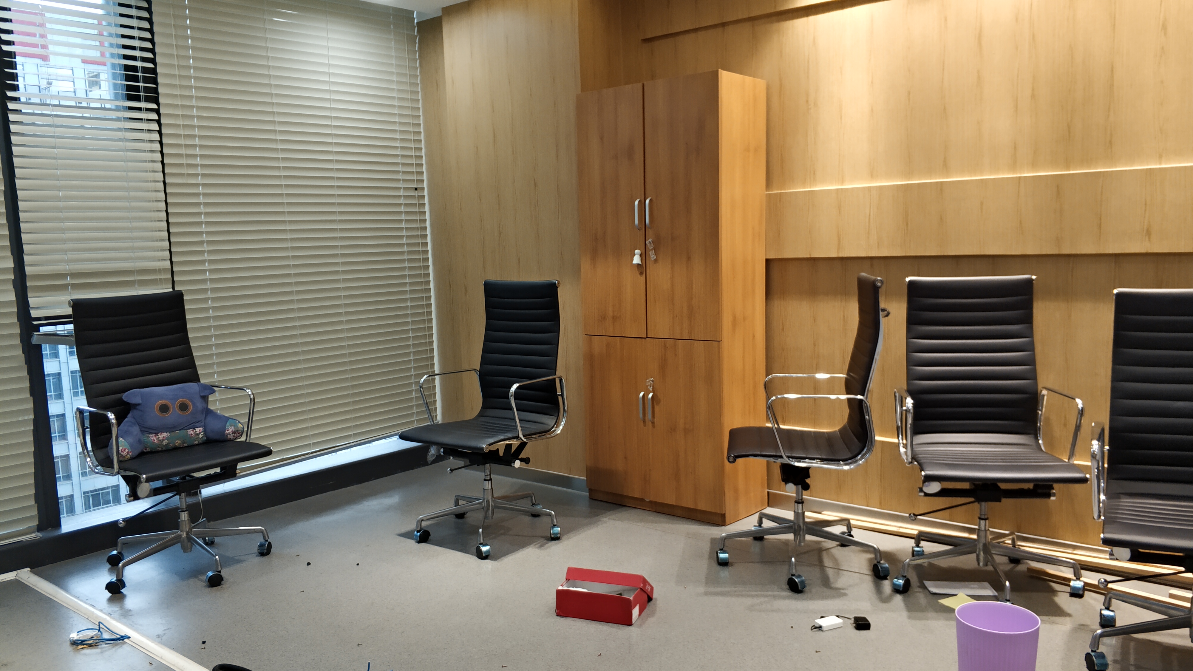 拆除前的新東方辦公室裝修現(xiàn)場 拆除前的新東方辦公室裝修現(xiàn)場